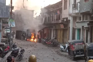 हल्द्वानी: अवैध मदरसे एवं नमाज स्थल हटाने के दौरान हुआ बखेड़ा, पुलिस ने आंसू गैस के गोले छोड़ भीड़ को खदेड़ा