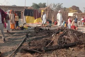 शाहजहांपुरः ढाईघाट मेले में लगी आग, आग बुझाने के प्रयास में संत झुलसा, आश्रम की एक झोपड़ी और टेंट जलकर खाक