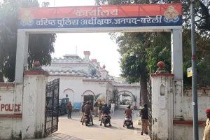 Bareilly News: बिना हेलमेट बाइक चलाना दो पुलिसवालों को पड़ा भारी, कटा चालान
