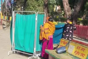 पीलीभीतः इमरजेंसी के सामने सड़क पर प्रसव का मामला, सीएमओ ने कार्रवाई को लिखा, मेडिकल कॉलेज के प्राचार्य ने शुरू कराई एक बार और जांच