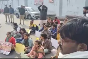 69000 शिक्षक भर्ती : शिक्षा मंत्री बाहर आओ पिछड़ों की हालत देखकर जाओ, जानें क्यों कहने को मजबूर हुये शिक्षक अभ्यर्थी