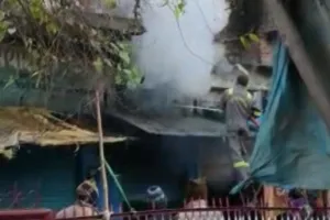 Etawah Fire: शार्ट सर्किट से सर्राफ की दुकान में लगी आग... दमकल ने कड़ी मशक्कत कर पाया काबू