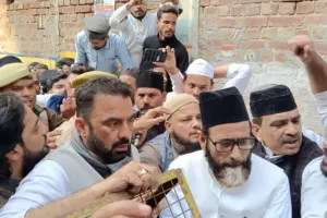 बरेली: सैकड़ों समर्थकों के साथ गिरफ्तारी देने निकले मौलाना तौकीर को पुलिस ने रास्ते से लौटाया