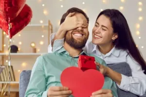 Valentine Day 2024: वैलेंटाइन डे पर इन खास गिफ्ट्स के जरिए पार्टनर तक पहुचाएं अपने दिल की बात