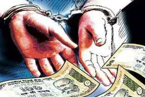 अमरोहा: एआरटीओ कार्यालय का लिपिक और निजी कर्मचारी 20 हजार रुपये की रिश्वत लेते गिरफ्तार