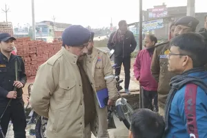 पीलीभीत: 40 लाख की डकैती के बाद पश्चिमी यूपी तक अलर्ट, आईजी ने पीड़ित परिवार से की मुलाकात, खेतों में भी चला सर्च अभियान