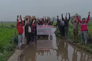कासगंज: वर्षों से मुख्य मार्ग के जलभराव से त्रस्त ग्रामीणों का फूटा गुस्सा, वोट बहिष्कार का लिया निर्णय