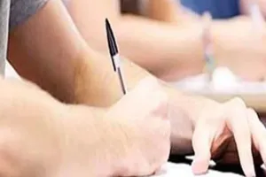 बरेली: एलएलबी और बीएएलएलबी की परीक्षा शुरू, खिड़कियों में छिपी मिली नकल