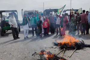 शाहजहांपुर: डब्ल्यूटीओ के विरोध में किसानों ने किया प्रदर्शन, हरियाणा के सीएम का फूंका पुतला 