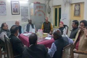 लखनऊ: वेतन विसंगति, कैडर पुनर्गठन, कैशलेस इलाज समेत अन्य मांगों पर अड़े कर्मचारी, 2 घंटे सत्याग्रह कर जतायेंगे विरोध