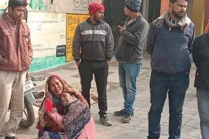 Banda: मोर्चरी से गायब हुए मृतका के कान के बाले... आक्रोशित परिजनों ने किया हंगामा, स्वास्थ्य कर्मी को जड़ा जोरदार थप्पड़