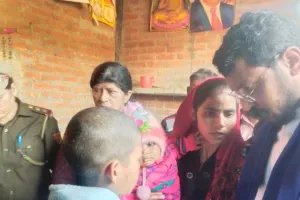 UP: मृतक के परिवार से मिलने पहुंचे भीम आर्मी चीफ, बोले- आरोपी मुख्यमंत्री के रिश्तेदार क्यों न हो उन्हें सजा जरूर दिलाकर रहूंगा