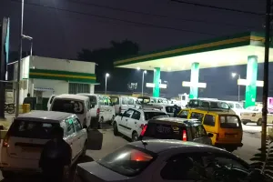 लखनऊ में सीएनजी की सप्लाई बंद,ओला उबर टैक्सी चालकों के सामने मुसीबत,हजारों लोग हो रहे परेशान