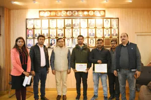 सुरक्षित,संरक्षित रेल संचालन में अमूल योगदान देने वाले दो रेलकर्मी को डीआरएम ने किया सम्मानित