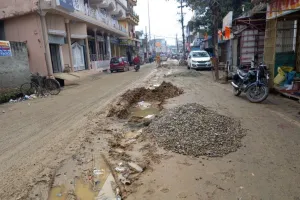 शाहजहांपुर: खुदी सड़कें बेइंतहा बदहाल, कहीं जानलेवा न बन जाए यह कीचड़