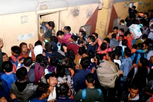 Kanpur: सेंट्रल पर परीक्षार्थियों की जबरदस्त भीड़; धक्का-मुक्की में तीन यात्री घायल, एक महिला का पैर टूटा, देखें- Photos 