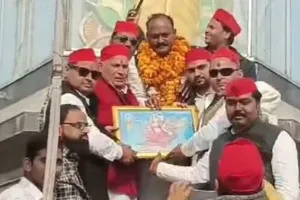 कासगंज पहुंचे एटा लोकसभा क्षेत्र के सपा प्रत्याशी, हुआ सम्मान