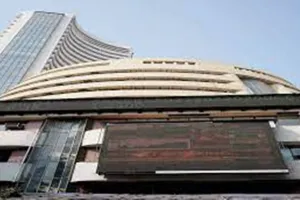 घरेलू बाजारों में शुरुआती कारोबार में गिरावट, सेंसेक्स 675.79 अंक लुढ़का 