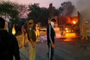 रायबरेली में हाईवे पर एक्सीडेंट के बाद ट्रक में लगी आग, खलासी की जलकर मौत 