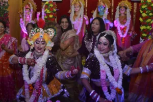 Kanpur: नेशनल इंडिपेंडेंट टीचर्स एसोसिएशन का होली मिलन समारोह आयोजित; भक्ति गीतों पर झूमें शिक्षक, खेली फूलों की होली