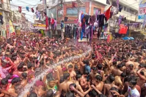 Video: प्रयागराज में कपड़ा फाड़ होली की धूम, रंगो की फुहार के बीच झूम रहे लोग 