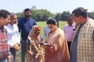 बहराइच: अम्मा क्या हाल है, पेंशन मिलती है.., बुजुर्ग महिला को पैदल देख डीएम ने रुकवाई गाड़ी, घर तक छोड़ा