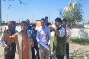 अयोध्या: खराब निर्माण सामग्री मिलने पर नाराज हुए विधायक, अफसरों को फटकारा