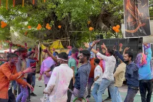 बरेली: होली के रंग में सराबोर होने को शहर तैयार, पुलिस प्रशासन भी मुस्तैद