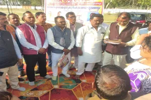 सुलतानपुर: बिना सिम कैसे चलाएंगे टैबलेट.., बीएसए कार्यालय पर जूनियर हाईस्कूल शिक्षक संघ ने दिया धरना, सीएम को भेजा ज्ञापन