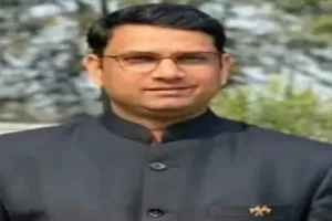 UP सरकार ने किया बड़ा प्रशासनिक फेरबदल, DM फिरोजाबाद को हटाया, इन्हें दी जिम्मेदारी, देखें लिस्ट