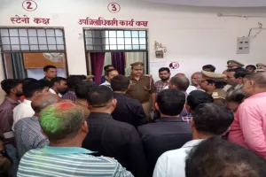 Video अयोध्या: अधिवक्ताओं ने एडीओ पंचायत को दौड़ाया, एसडीएम कार्यालय में छिपकर बचाई जान