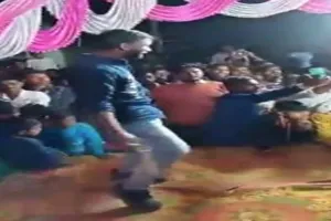 रायबरेली में तमंचे पर डिस्को, ऑर्केस्ट्रा में डांसर के साथ युवक का तमंचा लहराते वीडियो वायरल