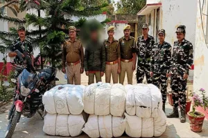 बलरामपुर: इंडो-नेपाल बॉर्डर पर 6 बंडल कपड़ों के साथ तस्कर गिरफ्तार