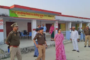 श्रावस्ती: मूलभूत व्यवस्थाओं से परिपूर्ण हो  मतदान स्थल, जिला निर्वाचन अधिकारी ने दिए निर्देश  
