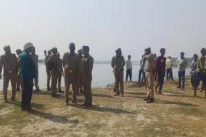 प्रतापगढ़:  स्नान कर रहे तीन दोस्त गंगा नदी में समाए, एक का मिला शव, तलाश में जुटे स्थानीय नाविक, जलपुलिस और गोताखोर