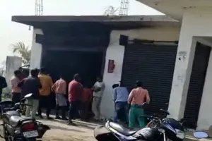 बहराइच: मोबाइल की दुकान में लगी आग, तीन लाख का हुआ नुकसान