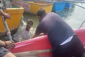 अयोध्या: लक्ष्मण घाट पर स्नान के दौरान युवक ने  बैरिकेट किया पार, हुआ हादसे का शिकार