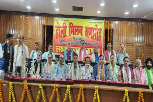 लखनऊ: होली मिलन समारोह में लखनऊ व्यापार मंडल का लोगो हुआ लांच