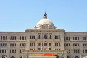 लखनऊ: सचिवालय संवर्ग के 13 अफसर तत्काल प्रभाव से कार्य मुक्त, दो की हाजिरी पर रोक