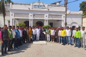 अयोध्या: लामबंद होकर पांच गांवों के किसान पहुंचे कमिश्नरी व कलेक्ट्रेट, एयरो सिटी योजना स्थान्तरण समेत कई मुद्दों को लेकर दिया ज्ञापन