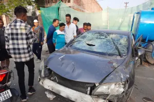 हल्द्वानी: रंग में भंग: तीन घरों की होली हुई काली, अनियंत्रित कार बनी काल 