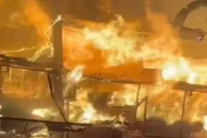 लखनऊ: रोड के किनारे बनी दुकानों में लगी आग, सामान जलकर हुआ राख 