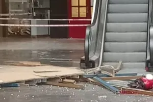  ग्रेटर नोएडा में बड़ा हादसा: ब्लू सफायर मॉल में ग्रिल गिरने से दो की मौत, वीडियो वायरल