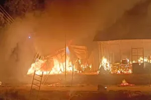 छत्तीसगढ़: बीजापुर के स्कूल में लगी भीषण आग, 380 छात्रों को सुरक्षित बाहर निकाला...4 साल की बच्ची की मौत 