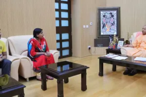 अखिलेश की पत्नी और बेटे ने CM योगी से मिलकर जताया आभार, जानें पूरा मामला