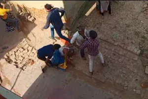 अमेठी: जमीन विवाद में भिड़े दो सगे भाइयों के परिवार, जमकर चले ईंट-पत्थर और लाठी- डंडे, कई घायल