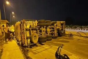 सुलतानपुर: तेल से भरा टैंकर पलटा, बाल्टी ले पहुंचे स्थानीय लोग, पुलिस ने ग्रामीणों को खदेड़ा