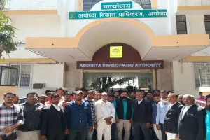 अयोध्या: एयरो सिटी को लेकर किसानों ने घेरा प्राधिकरण दफ्तर, दी चेतावनी, जानें क्या है विवाद