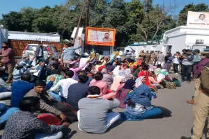 69000 शिक्षक भर्ती: नियुक्ति की मांग को लेकर अभ्यर्थियों ने घेरा शिक्षामंत्री का आवास, देखें वीडियो