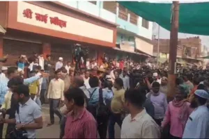 सुरक्षाकर्मियों को धक्का देकर कब्रिस्तान में घुसी हजारों की भीड़, कुछ ही देर में मुख्तार का शव किया जायेगा दफन